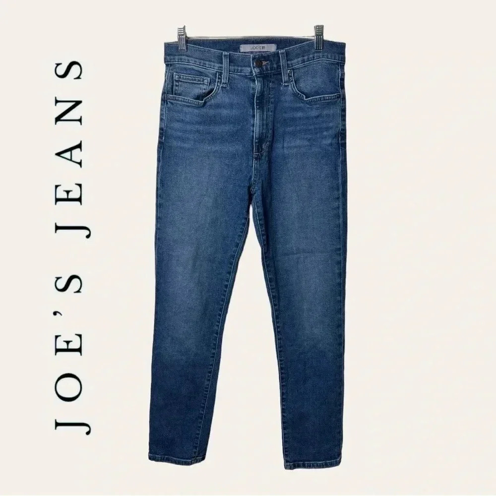 0433W. JOE’S JEANS DENIM JEANS STRAIGHT LEG SIZE 28 MEDIUM WASH DENIM IN COLOR